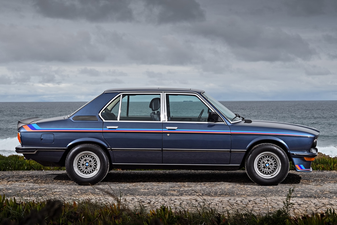 Der BMW E12 M535i im Profil an der Küste.