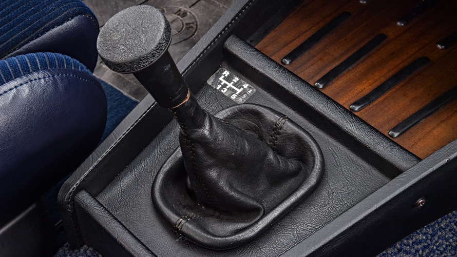Der Schalthebel des BMW E12 M535i.