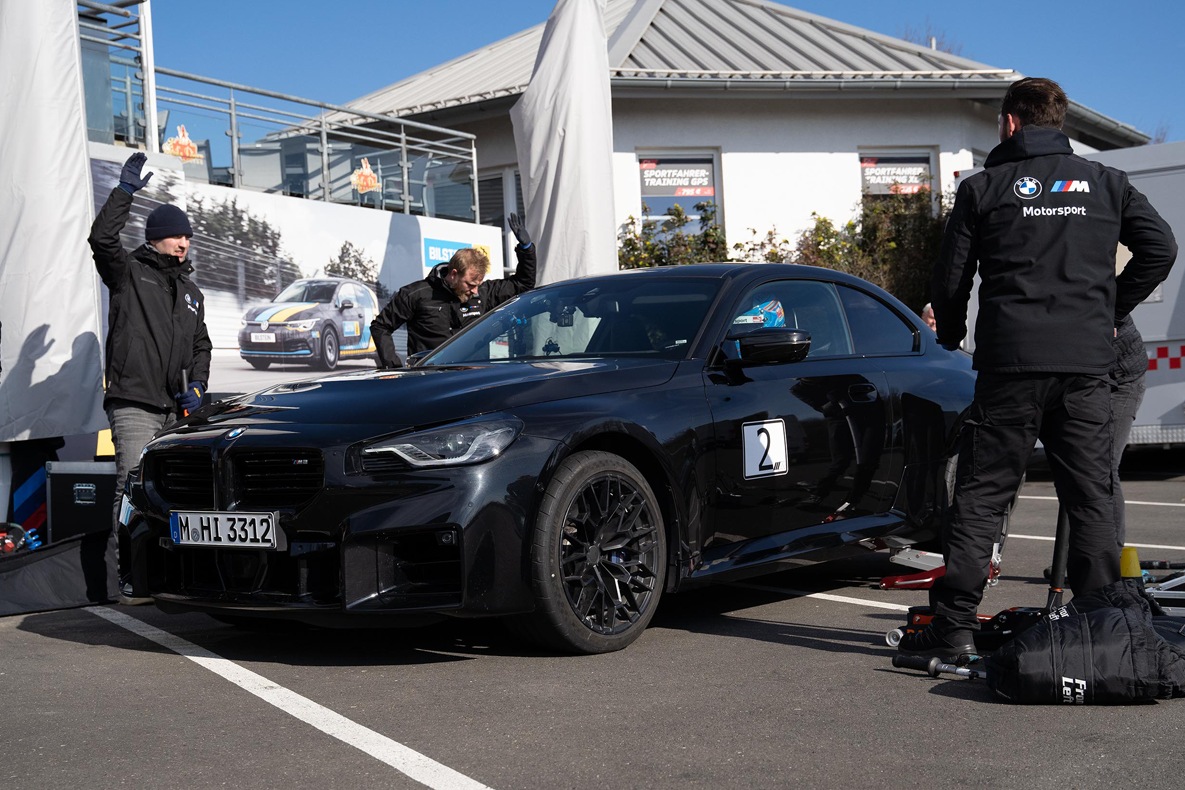BMW M2 in der Boxengasse