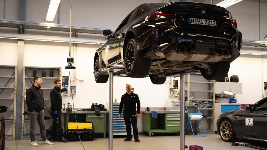 BMW M2 auf der Hebebühne