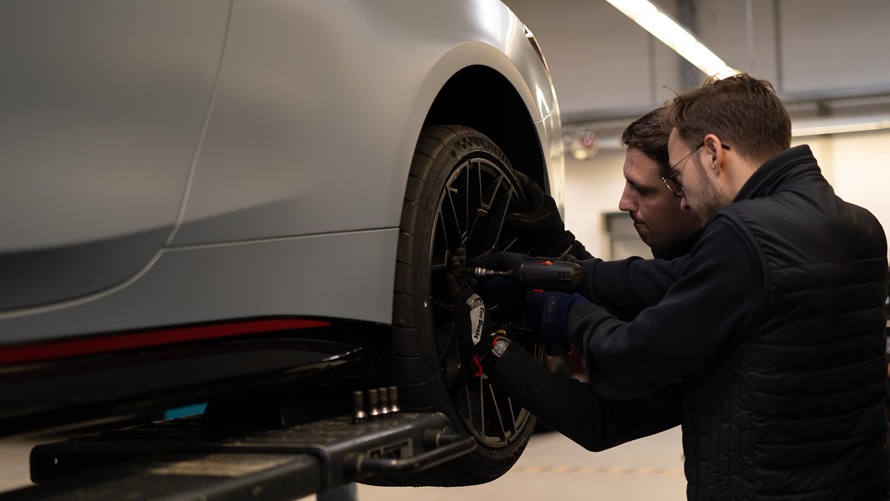 Mechaniker am BMW M4 CSL