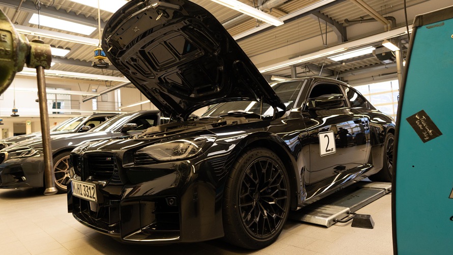 BMW M2 mit offener Motorhaube