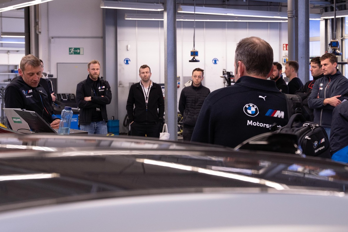 Das BMW M Team in der Boxengarage