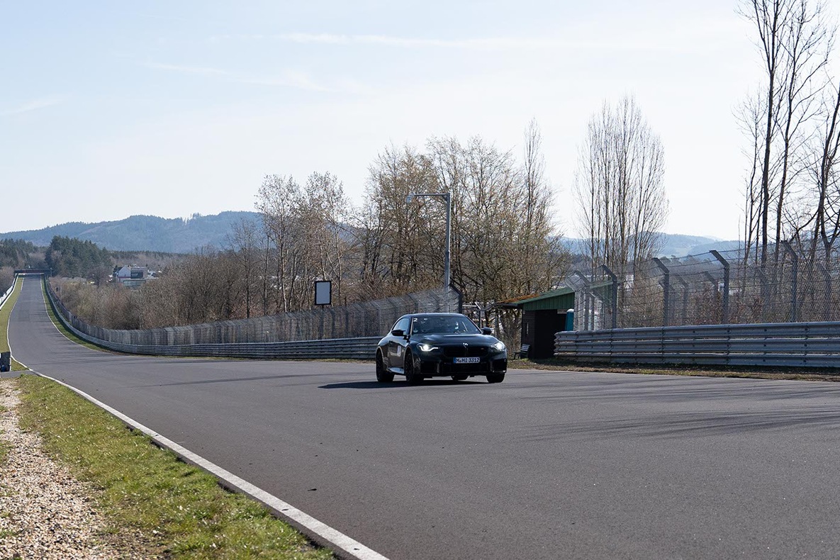 Schwarzer BMW M2 auf dem Nürburgring