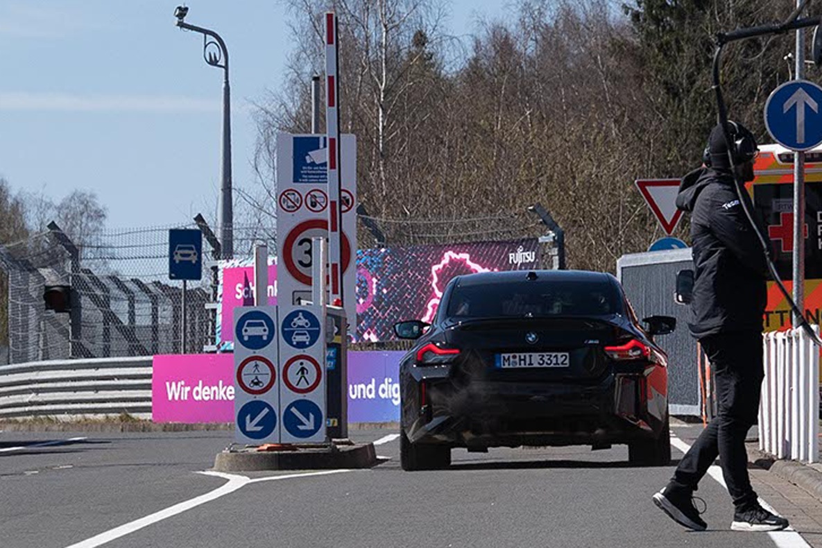 BMW M2 an der Einfahrt zum Nürburgring
