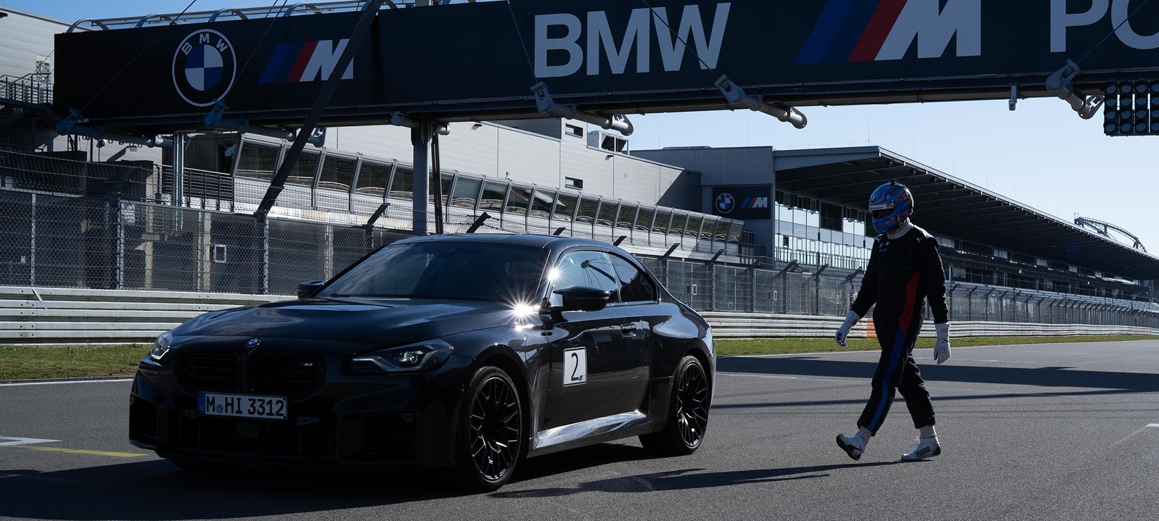 Schwarzer BMW M2 und Rennfahrer Jörg Weidinger auf dem Nürburgring