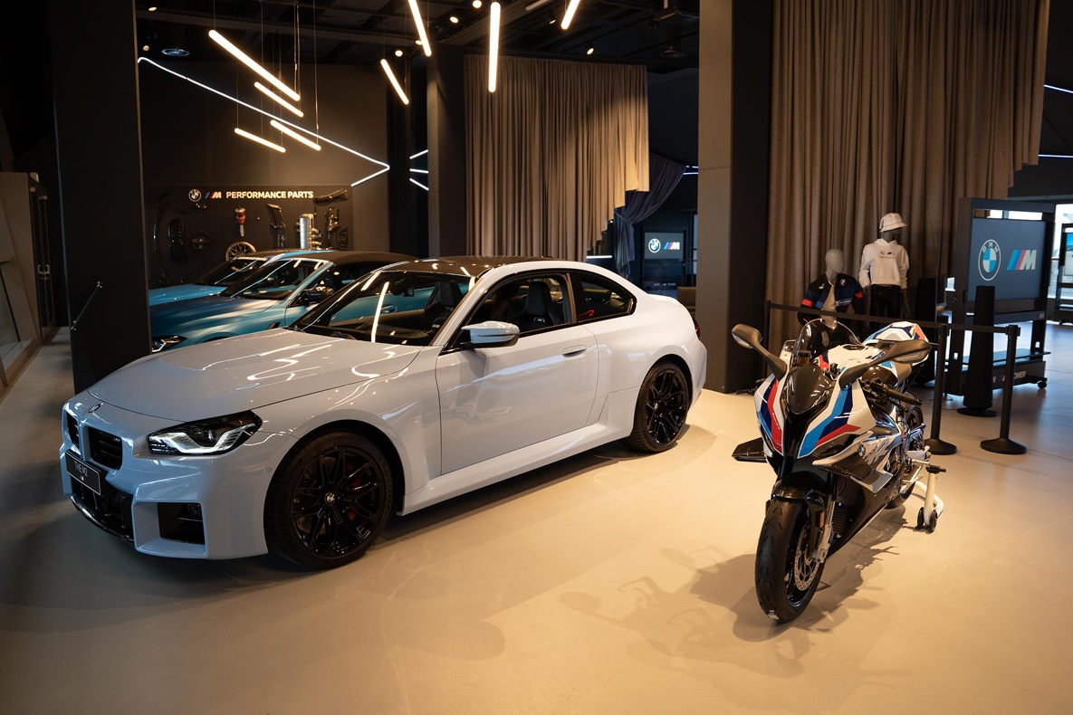 BMW M2 Coupé and BMW M 1000 RR