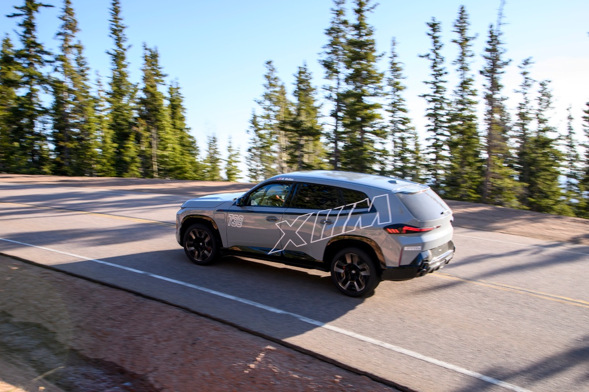 BMW XM Label Red auf dem Pikes Peak-Highway.