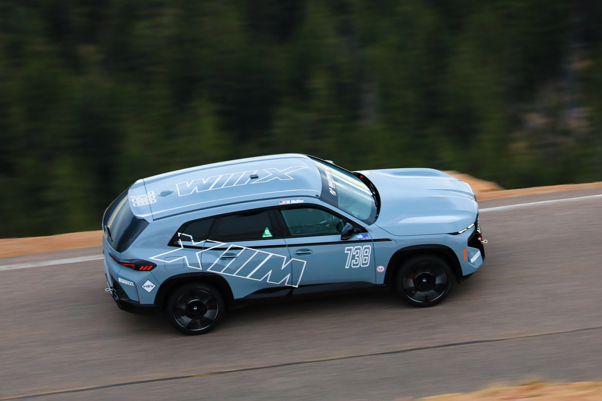 BMW XM Label Red auf dem Pikes Peak-Highway.