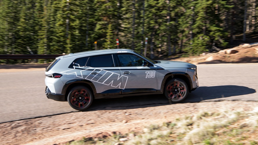 BMW XM Label Red sets new record at Pikes Peak
