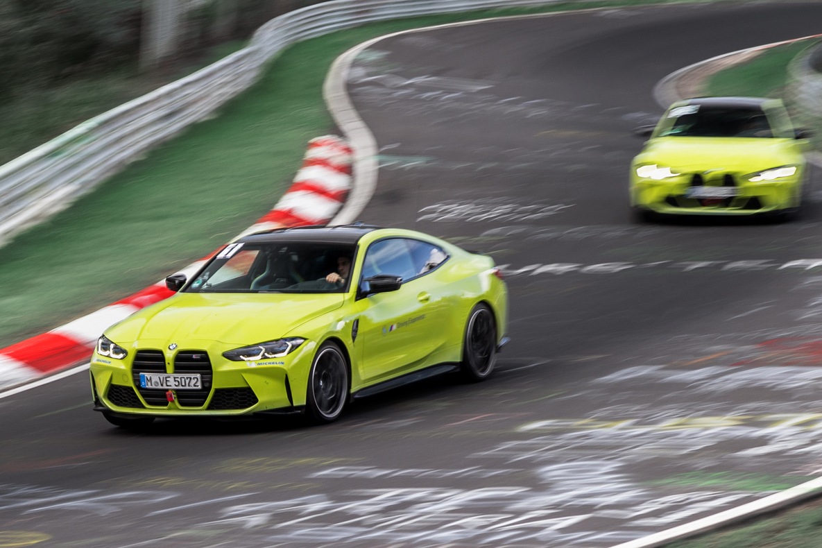 Zwei gelbe BMW M4 Coupé auf der Nordschleife des Nürburgirngs.