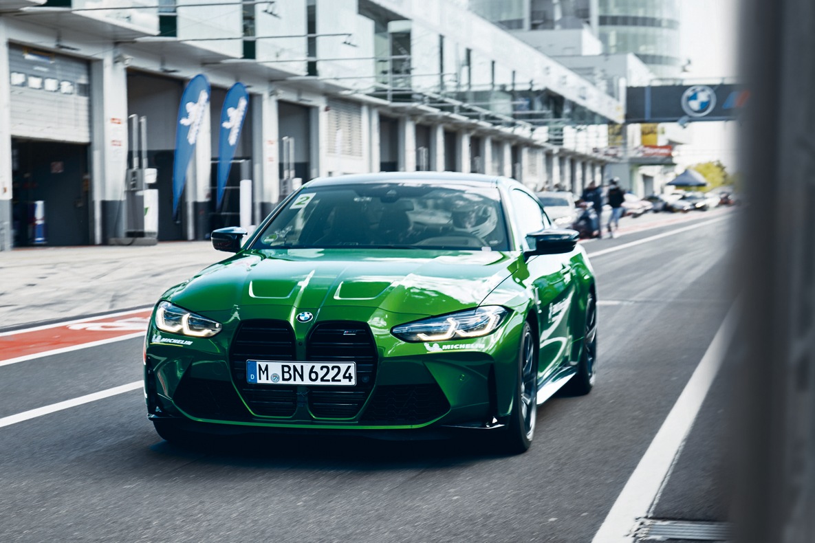 Ein BMW M4 Coupé der BMW M Driving Experience in der Boxengasse.