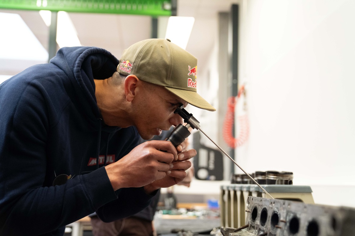 Eli Hountondij nimmt den zerlegten BMW M S58 Motor genau unter die Lupe.