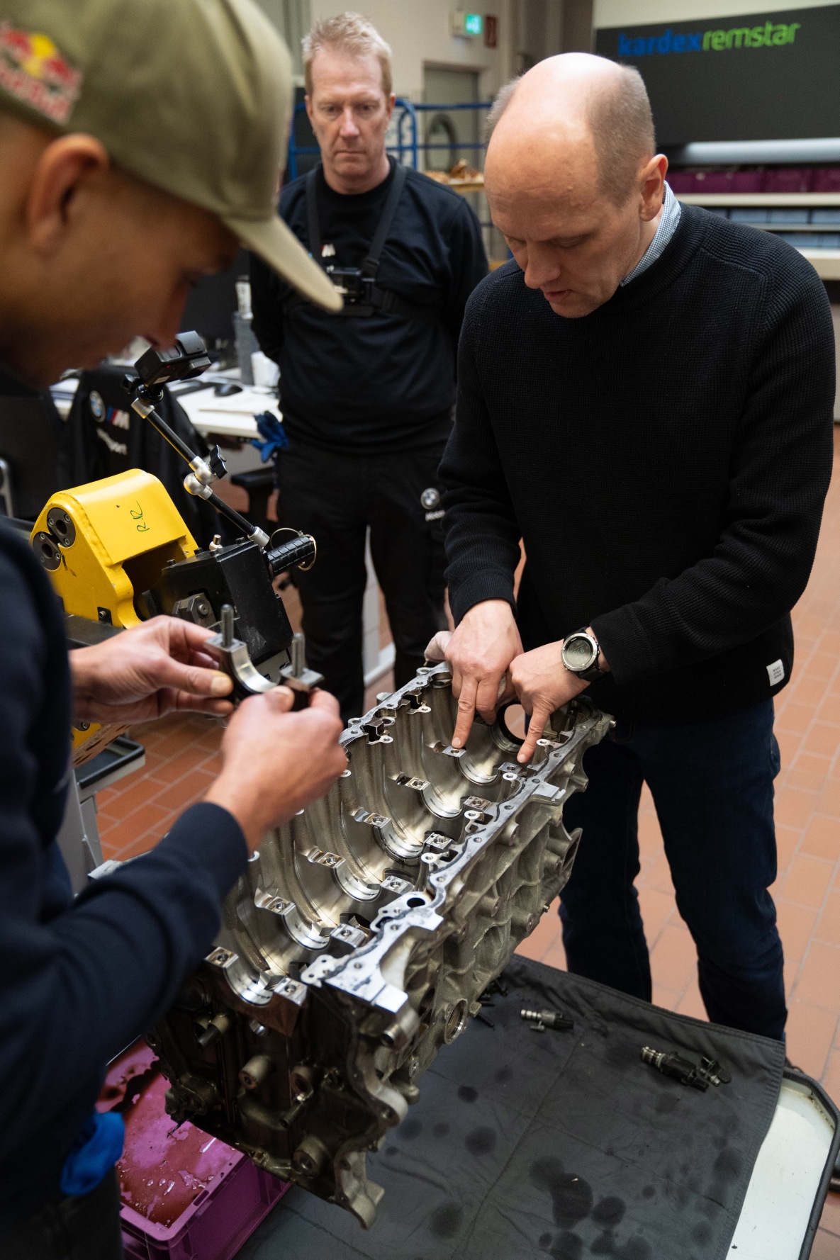 Eli Hountondji und die Experten von BMW M nehmen den modifizierten S58 Motor genau unter die Lupe.