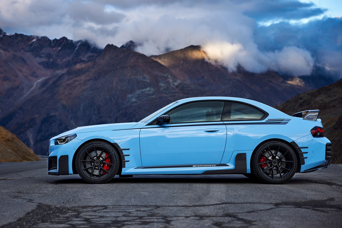 BMW M2 with new centrelock wheels and other BMW M Performance Parts The BMW M2 with the new centerlock wheels and other BMW M Performance Parts in front of a mountain panorama.