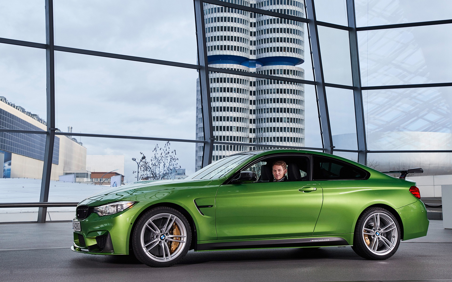  BMW M4 Coupé in Javagrün mit Marco Wittmann