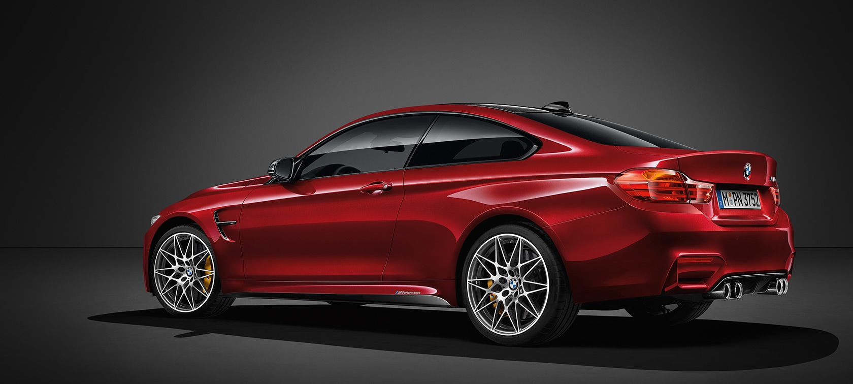 BMW Individual M4 Coupé in Rubinrot metallic