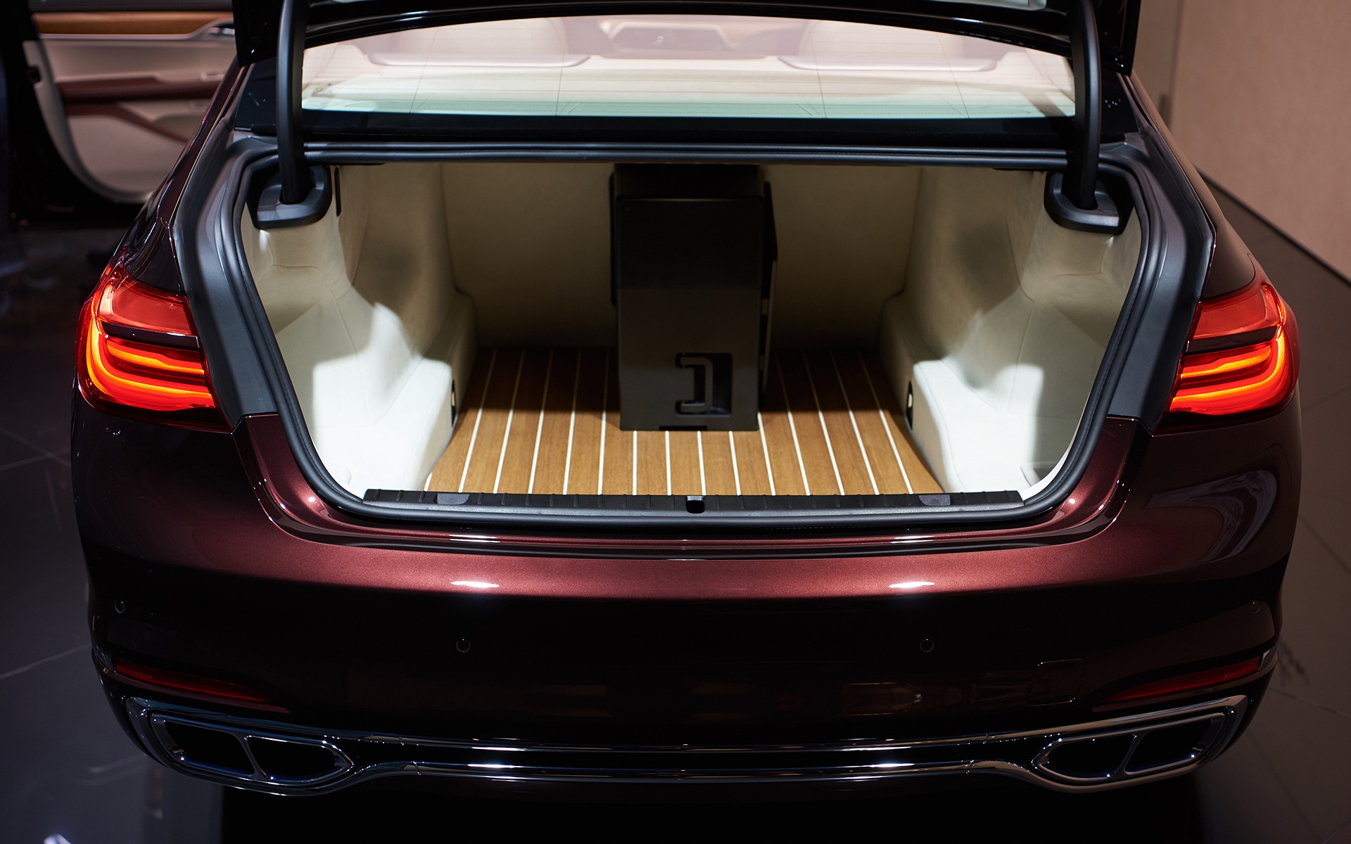 BMW M760Li Nautor's Swan