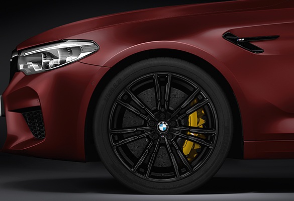 Der BMW M5 First Edition, 20 Zoll großen Sieben-Doppelspeichen-Leichtmetallrädern in Schwarz Der BMW M5 First Edition, 20 Zoll großen Sieben-Doppelspeichen-Leichtmetallrädern in Schwarz