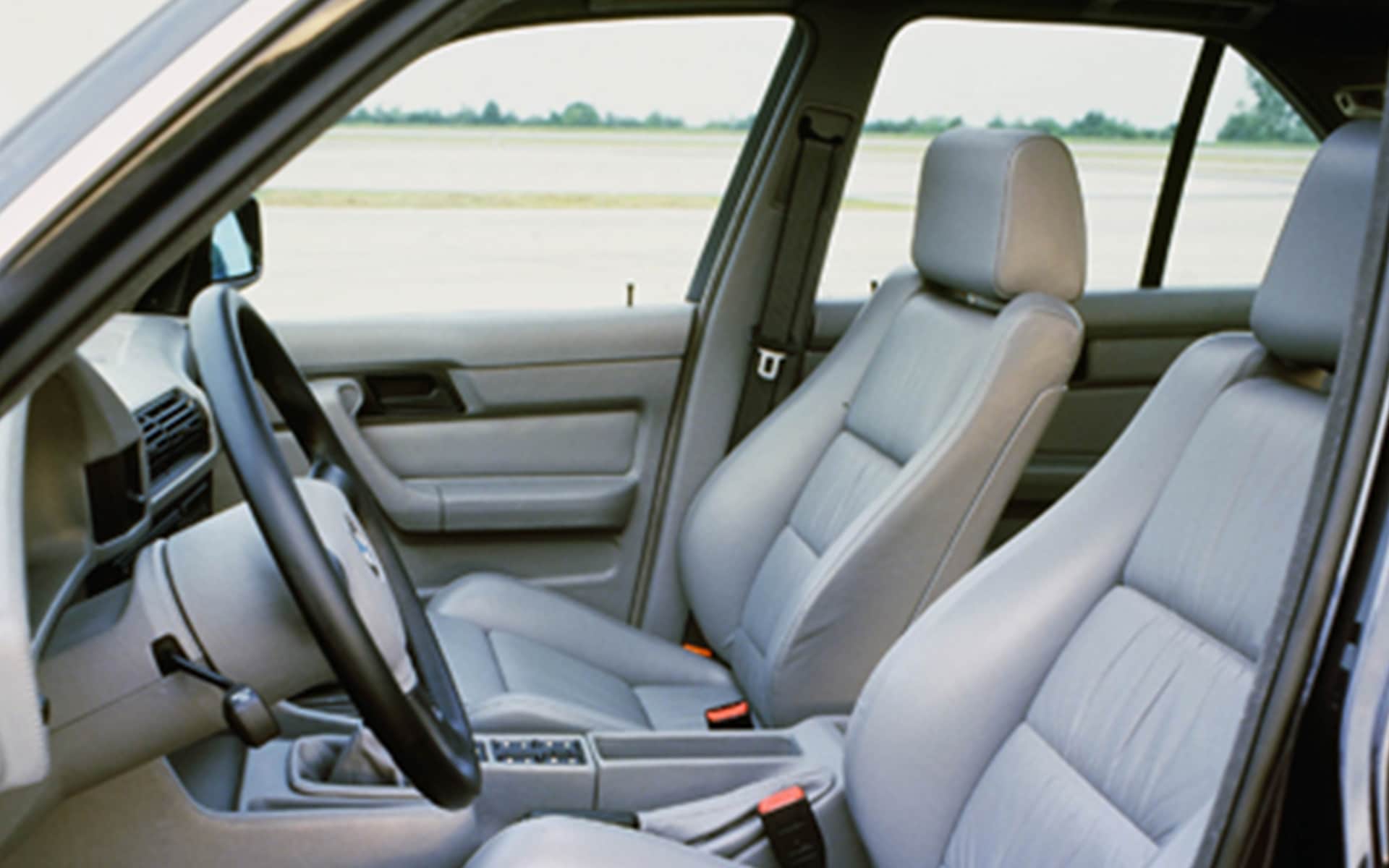 BMW M5 Generation 2 1988, Interior