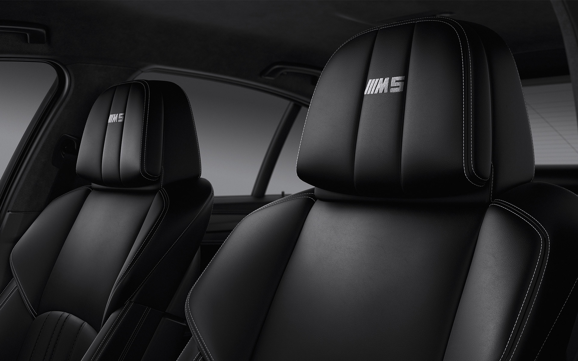 M5 Signet auf Kopfstütze des BMW M5 "30 Jahre M5"