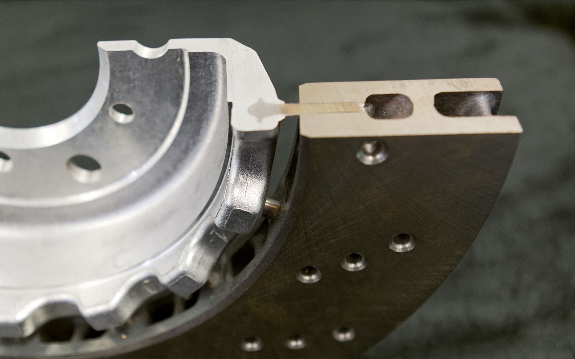 Schnitt durch M Compound-Bremsscheibe.