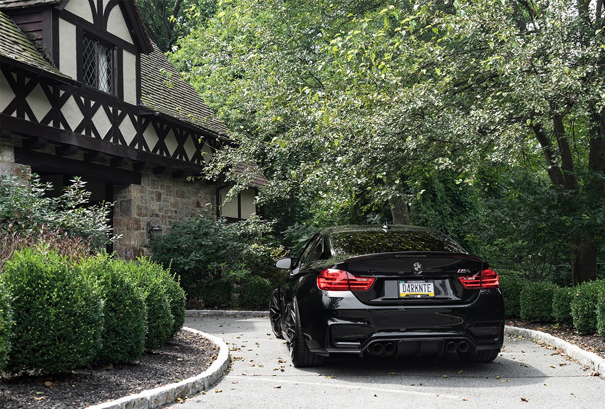 BMW M4 Coupé Sapphire black metallic