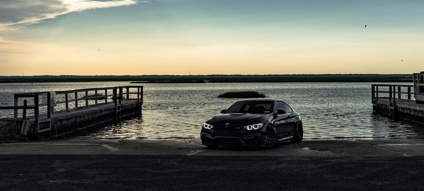 BMW M4 Coupé Sapphire black metallic