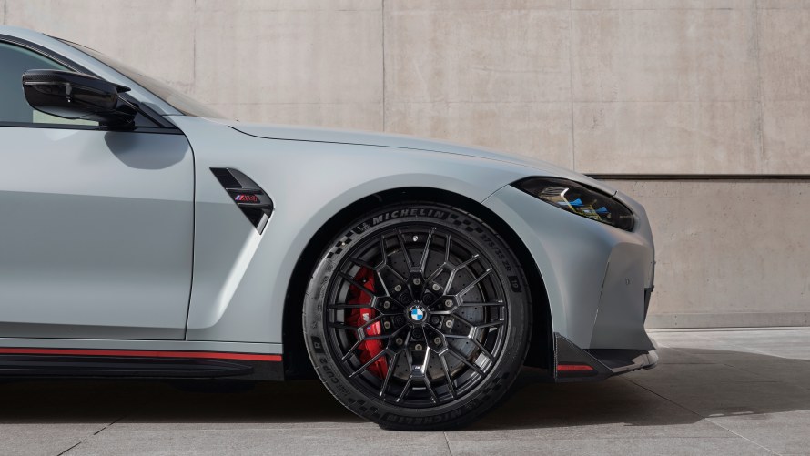 SIGNATURE M PRECISION AT ITS FINEST. The axle design of the BMW M4 CSL is designed for maximum driving dynamics. The model specific springs, anti-roll bars, damping elements and control arms contribute to the very precise drivability, especially at the limit ranges. These detail modifications and the integrated application of all powertrain and chassis systems in intensive testing on the Nürburgring’s Nordschleife circuit have helped maximise the dynamic performance of the new BMW M4 CSL, while also enabling fingertip control in committed track driving.