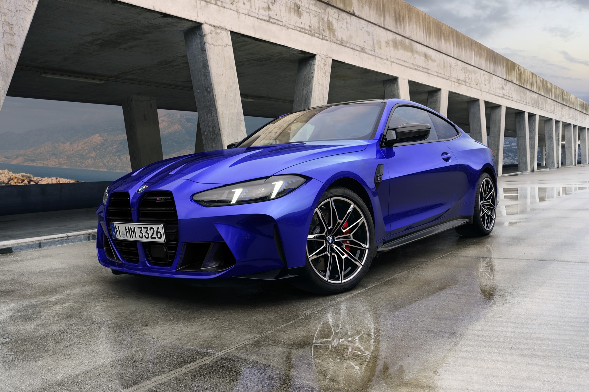 BMW M4 Competition Coupé mit M xDrive in der BMW INDIVIDUAL Sonderlackierung Marina Bay Blue metallic.