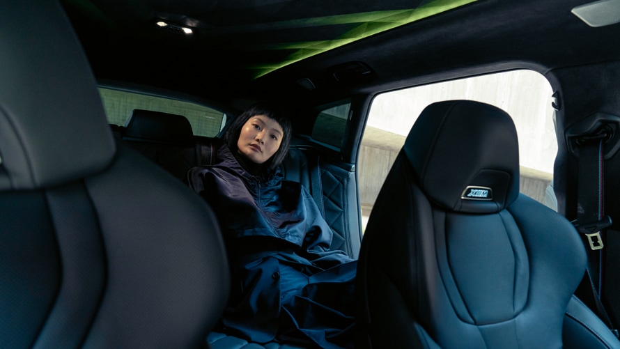 SCULPTURAL HEADLINER. The sculptural headliner is quite unique with its three-dimensional prism structure, photo mount-style border and 100 LED units for illumination. Distinctive Ambient light provides a splendid presentation of the various lighting designs such as the welcome scenario. The colour selection can be adapted to individual needs to match driving mode and atmosphere.