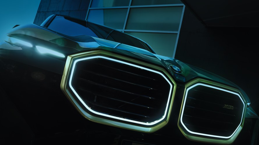 ILLUMINATED M KIDNEY. Catching the eye between the headlights in the centre of the front end is the BMW M kidney grille. The two elements of the grille stand out clearly from the surrounding surfaces. Extending within them are the horizontal grille bars that have become a hallmark feature of the high-performance sports cars from BMW M GmbH, while the double surrounds of the kidneys emphasise their octagonal contours particularly vividly. The outer border of each kidney is gold in colour, while the inner surround provides contour lighting in the form of a sharply drawn – and, for the first time, unbroken – light ring. The light array formed by the upper headlight units and the kidney grille’s contour lighting gives the BMW XM an unmistakable and boldly confident night design.