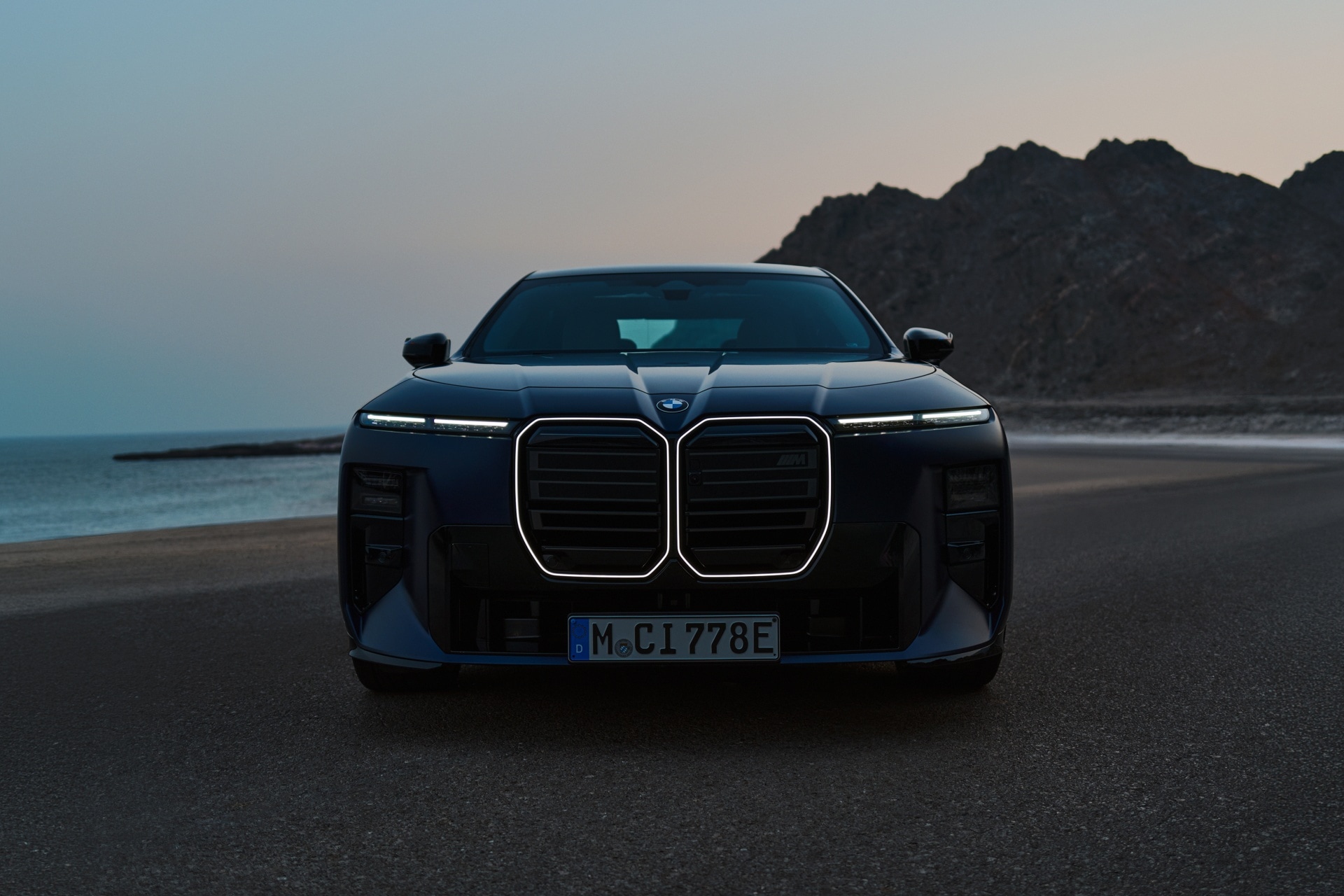 BMW M760e xDrive front design and M kidney with Iconic Glow