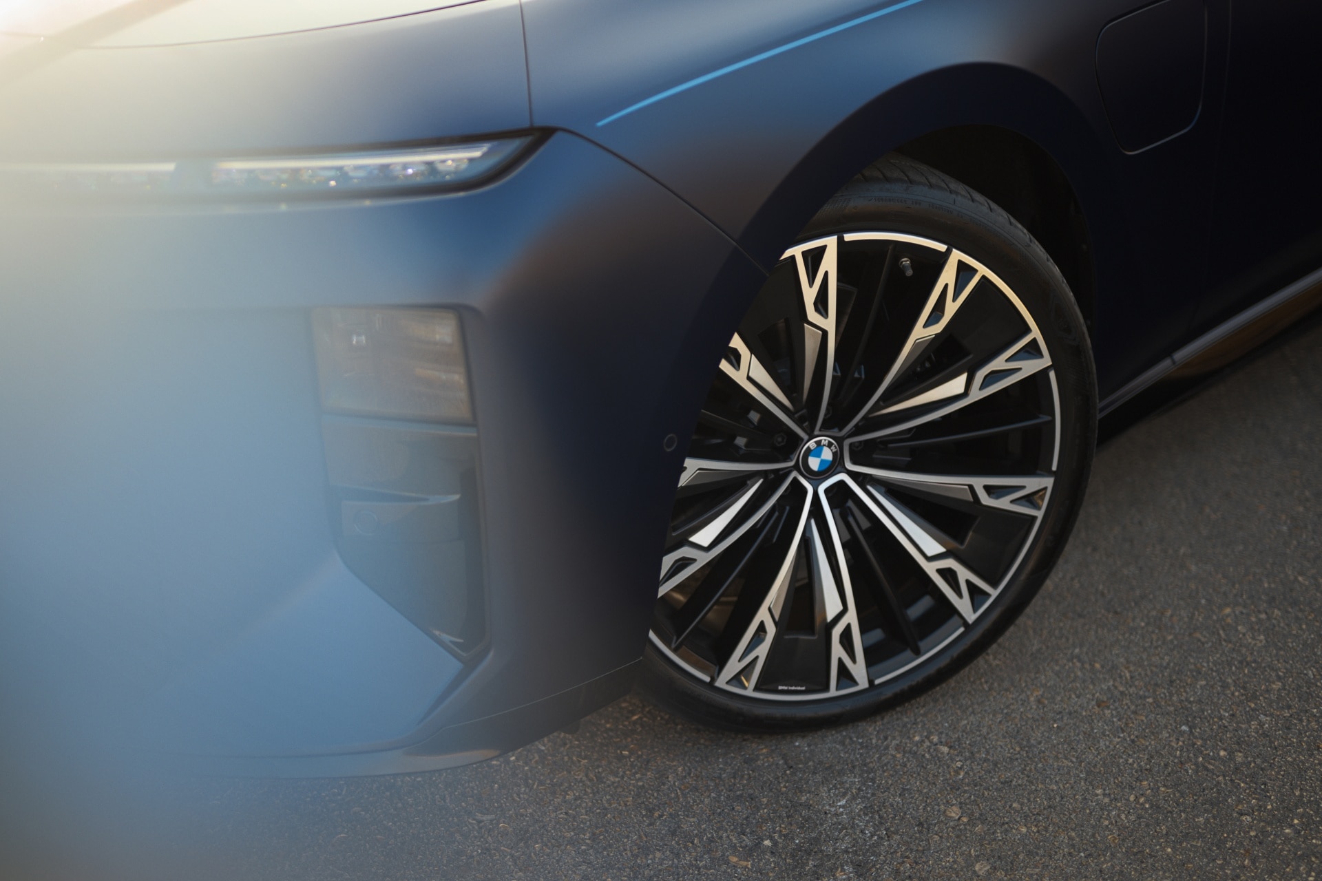 BMW M760e xDrive with 22'' Individual light-alloy wheel 1099 I