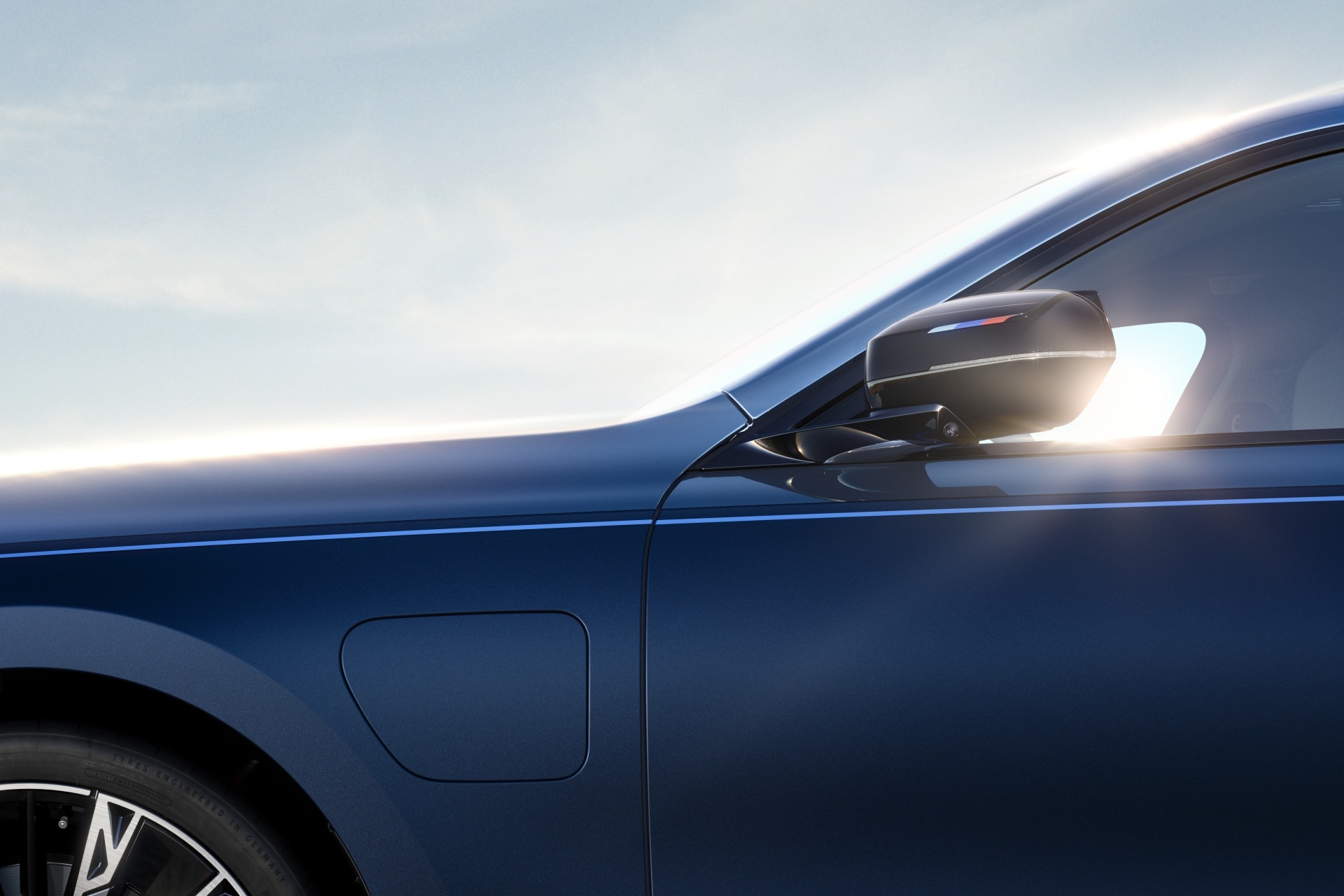 BMW M760e xDrive with BMW Individual Dual-Finish paintwork in Tanzanite blue