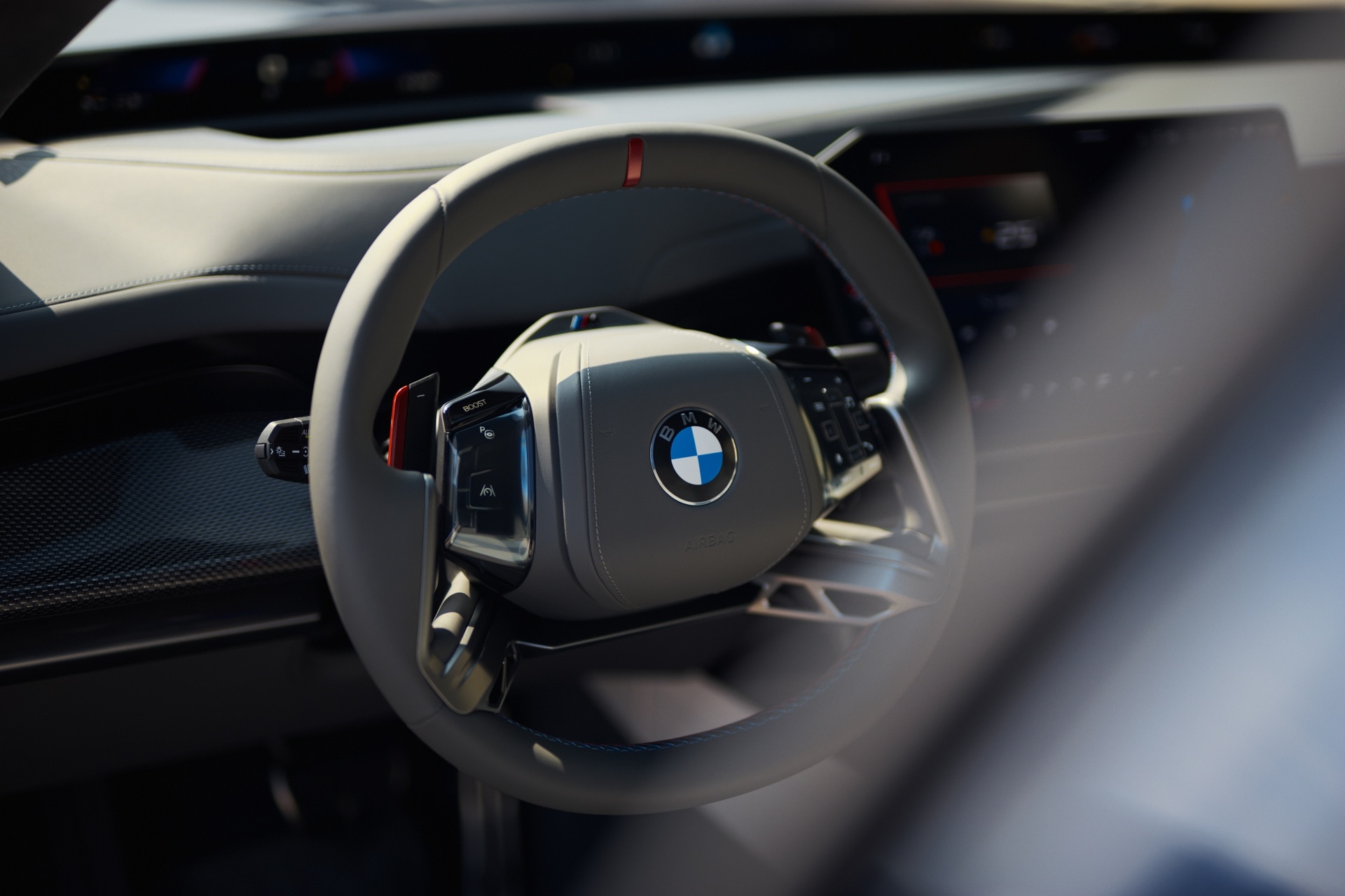 BMW M760e xDrive M Sport steering wheel