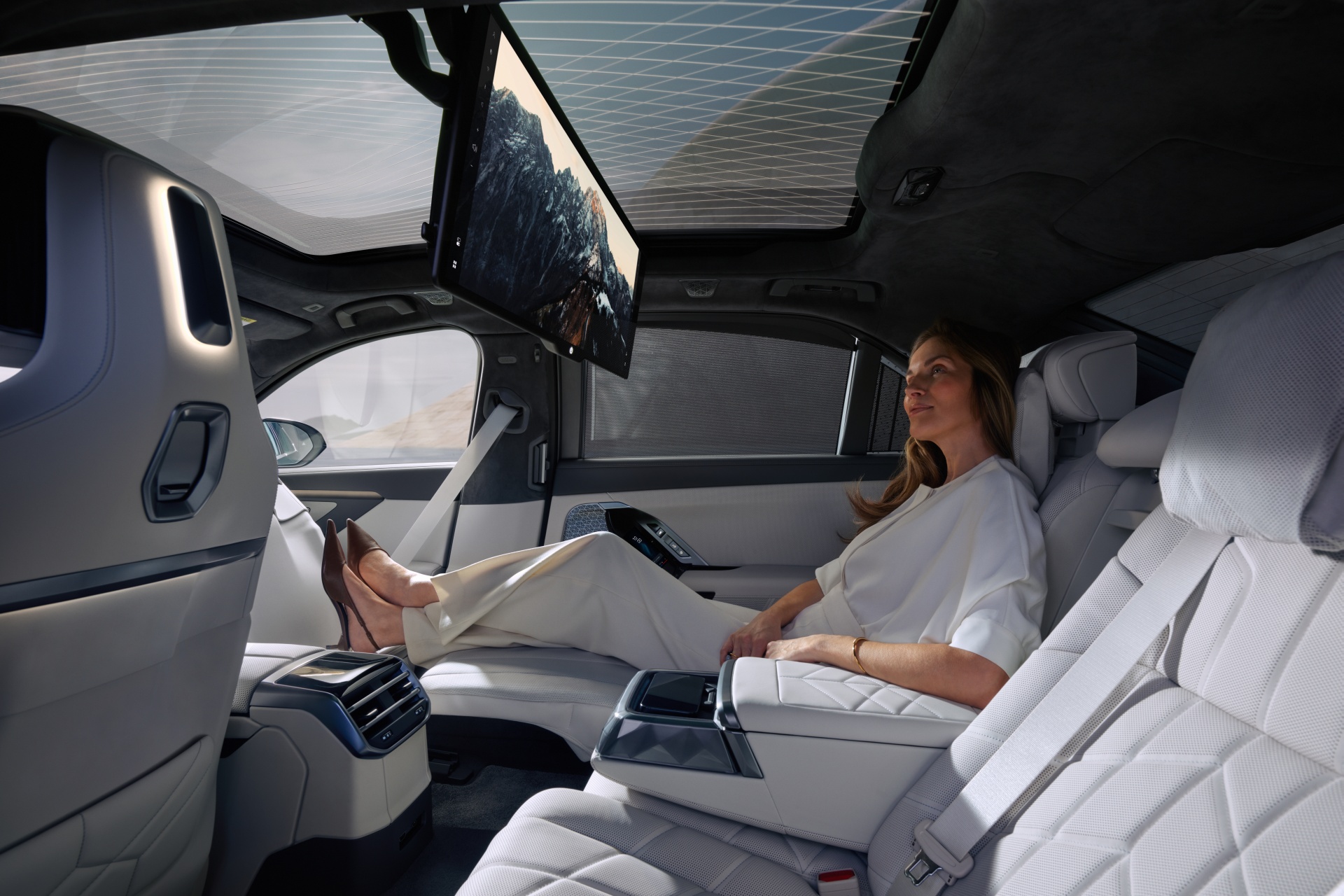 BMW M760e xDrive Interieur mit BMW Panoramic iDrive