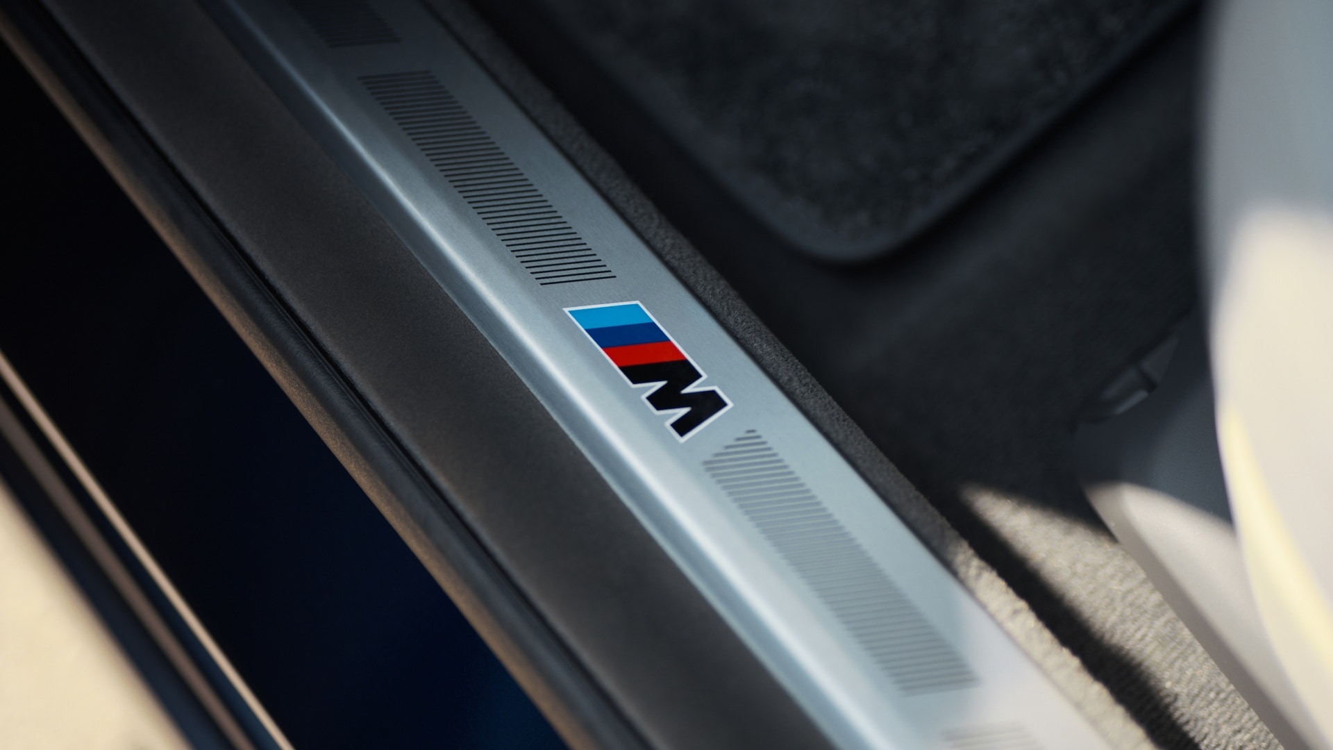 BMW M760e xDrive door sill