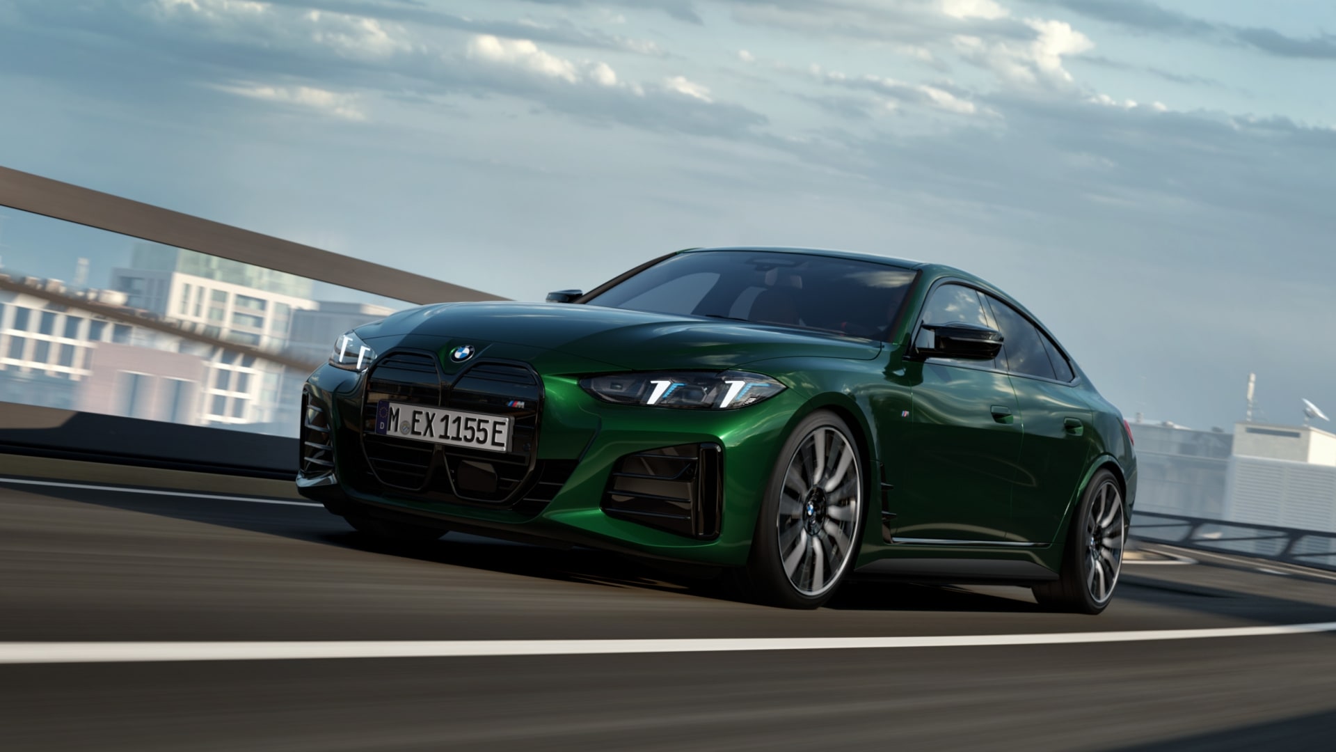 Grüner BMW i4 M60 xDrive fährt auf einer Brücke