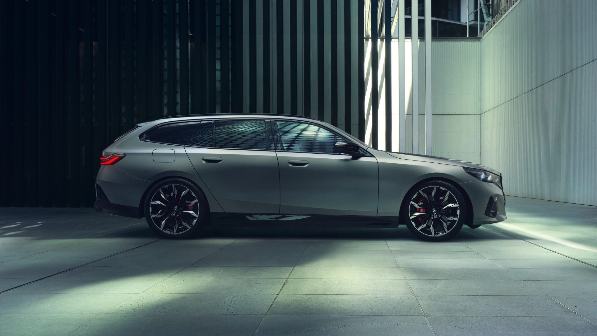BMW i5 M60 xDrive Touring side view