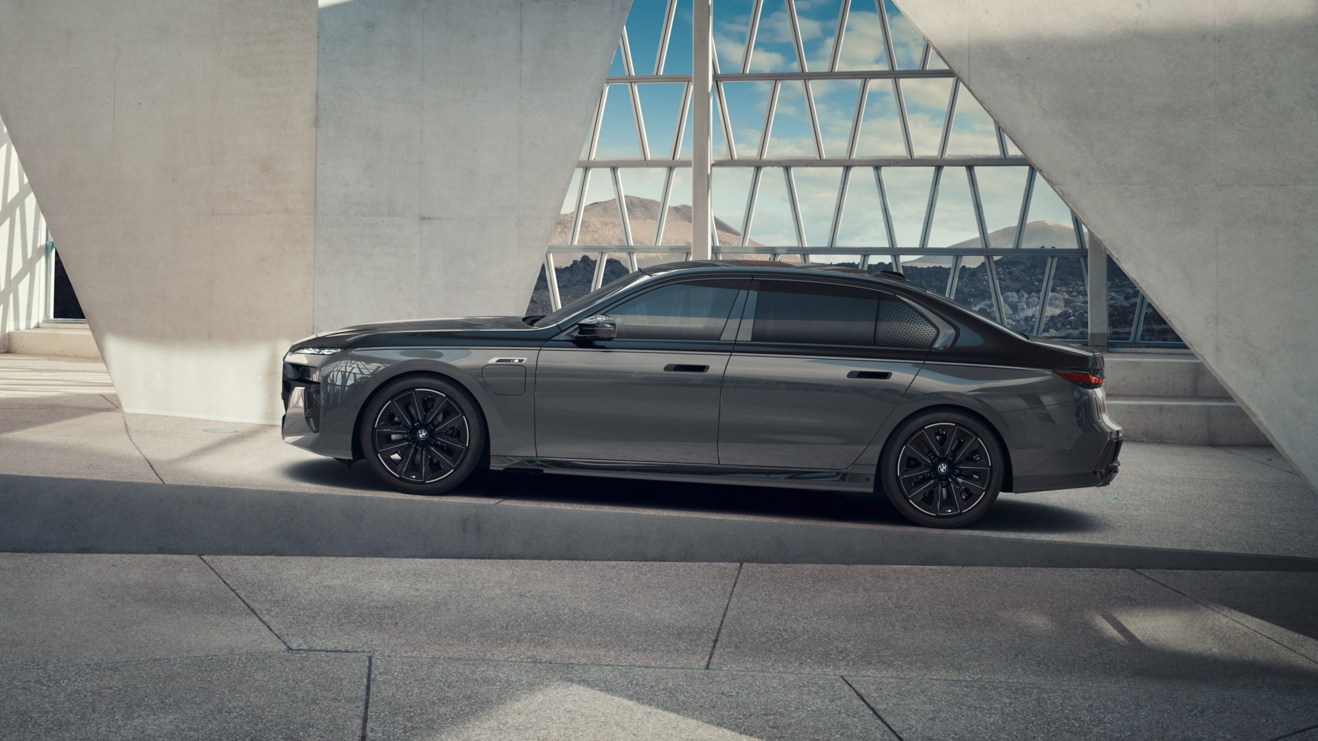 Seitenansicht des BMW M760e xDrive