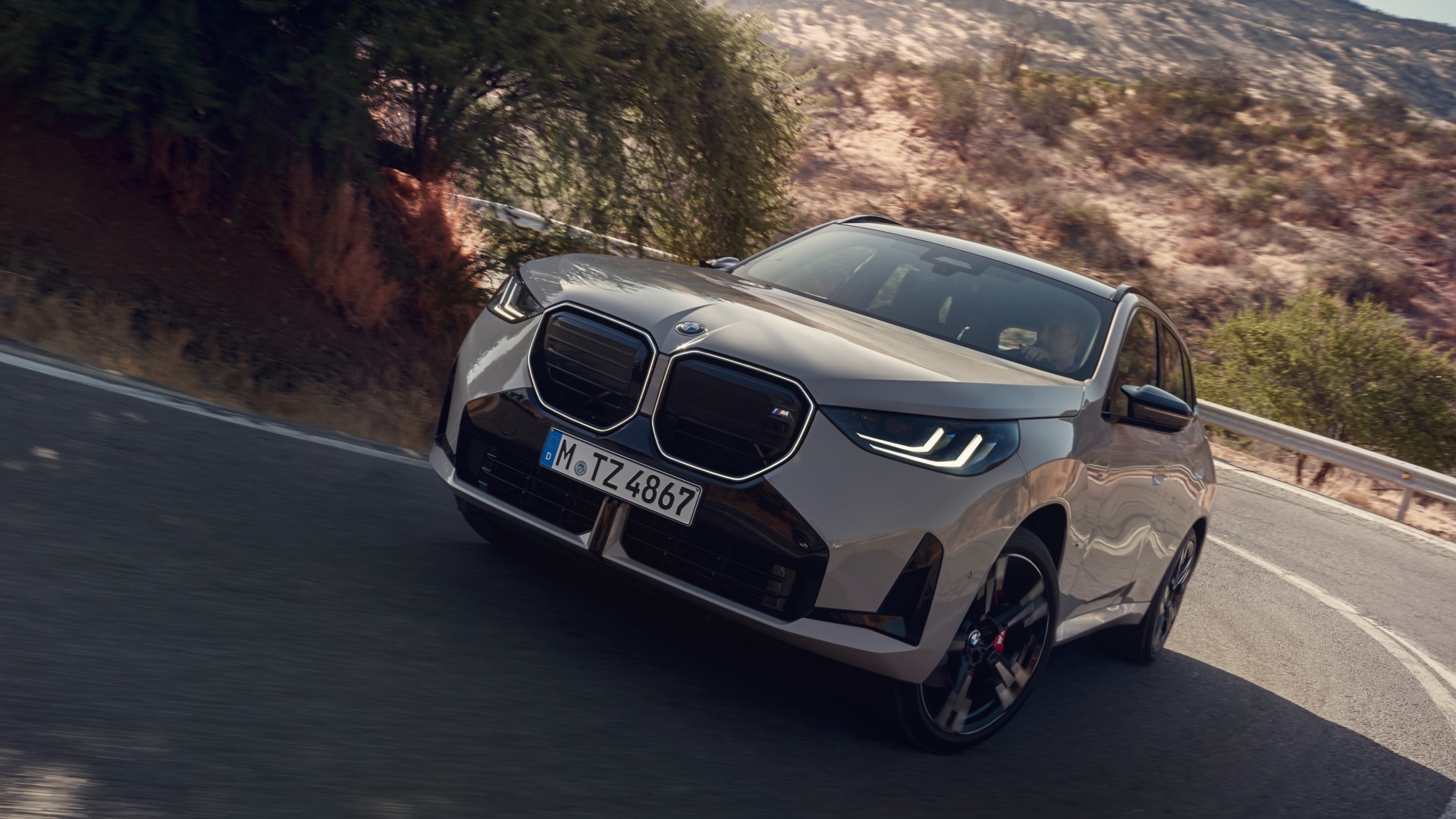 BMW X3 M50 xDrive fährt in einer Kurve einer Gebirgsstraße
