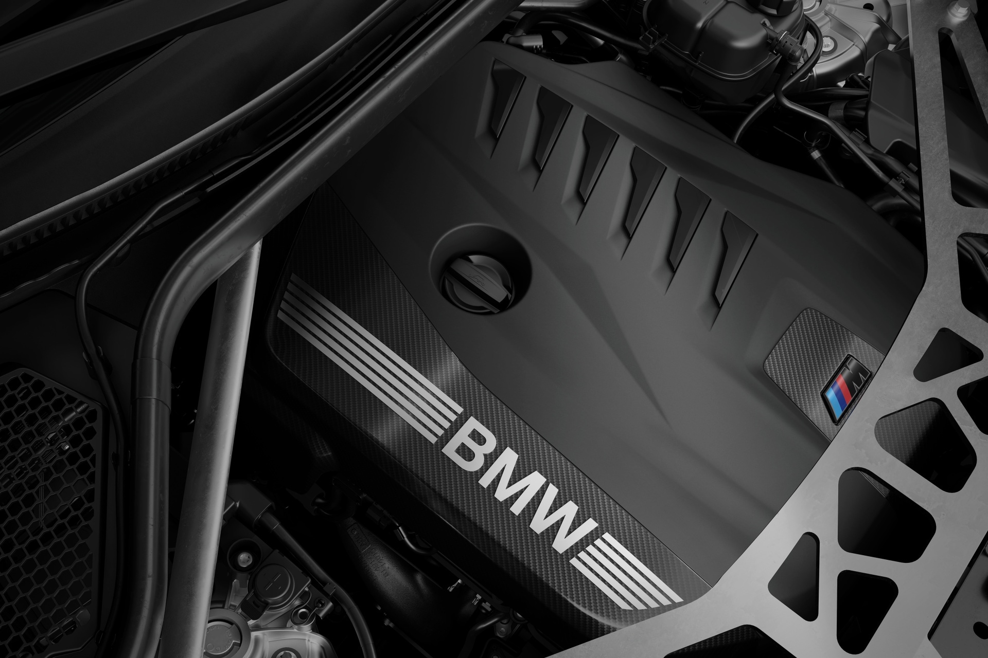 BMW X5 M60e xDrive - engine compartment
