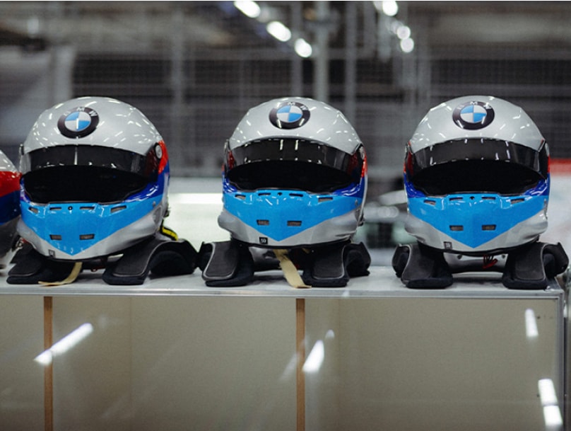 Wie viele Personen nehmen teil? Wie viele davon sitzen hinter dem Steuer?