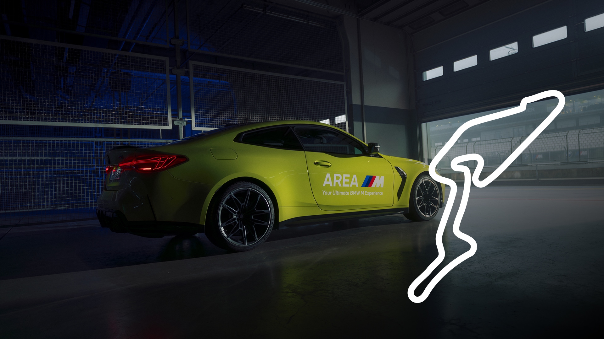 Ein leuchtend gelber BMW M Sportwagen, der in einer schwach beleuchteten Garage oder einem Ausstellungsraum parkt. Das Fahrzeug trägt die Aufschrift 'AREA M' mit dem Text 'Your Ultimate BMW M Experience' an der Seite. Auf der rechten Seite des Bildes ist ein weißer Umriss zu sehen, der wie ein Rennstreckenlayout aussieht.