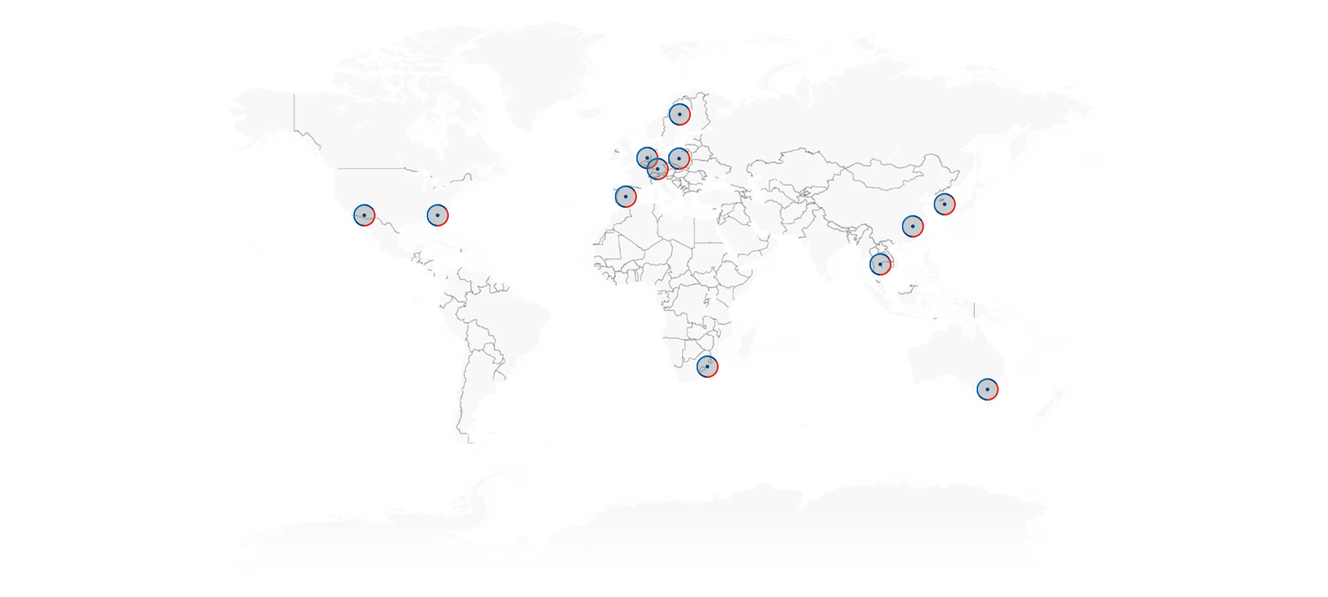 Eine Weltkarte mit hellgrauen Umrissen von Ländern und Kontinenten auf weißem Hintergrund. Mehrere Standorte sind mit blauen Kreisen markiert, die rote Punkte enthalten und über Nordamerika, Europa, Asien, Afrika und Australien verteilt sind.