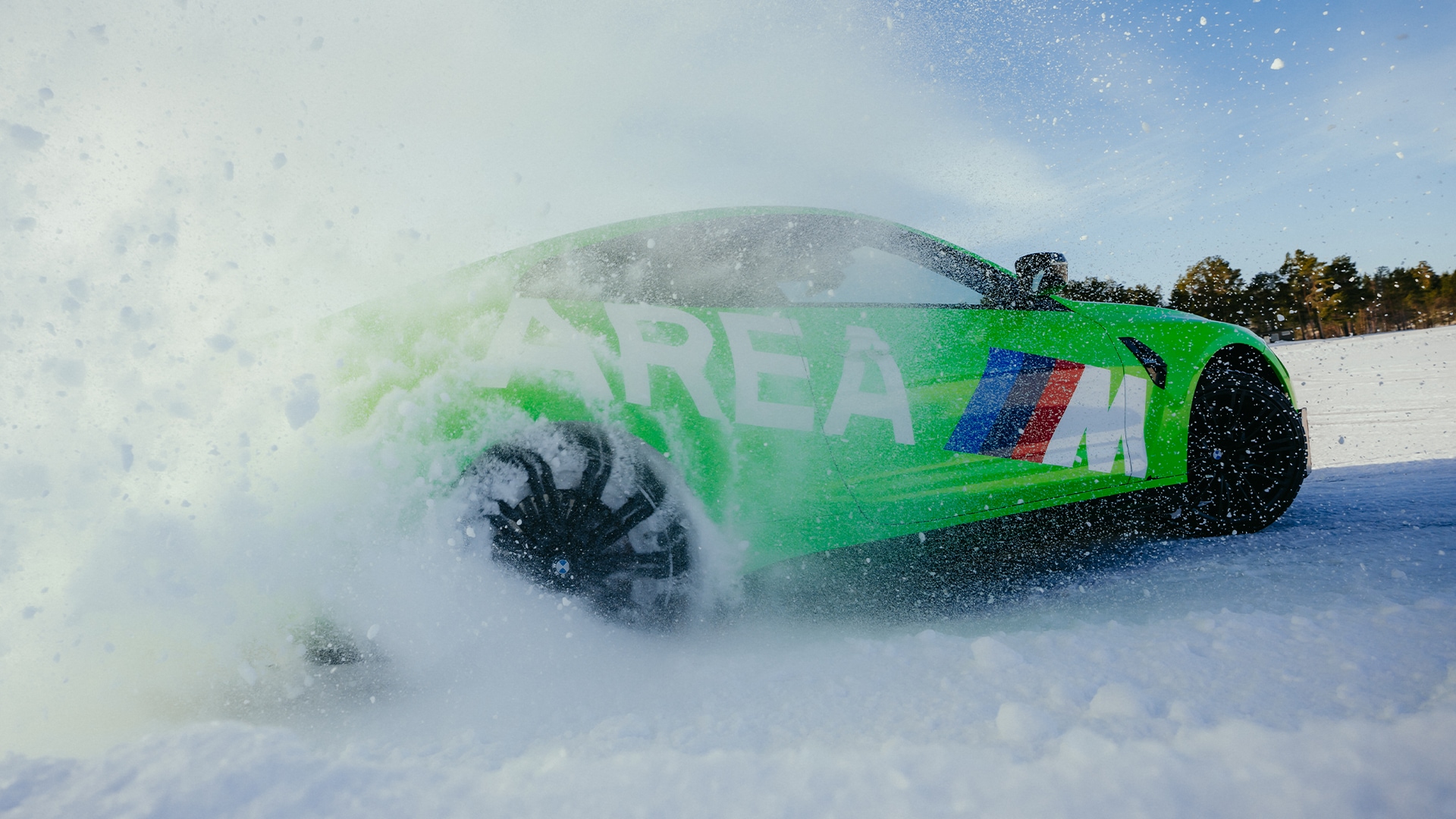 Driftender BMW M grün mit AREA M Beschriftung in Seitenansicht im