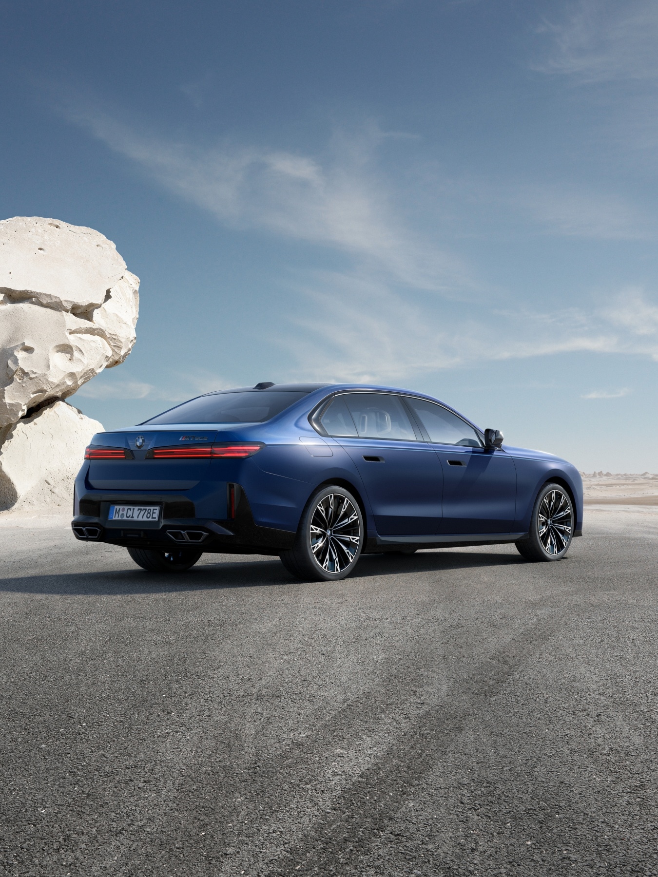 BMW M760e xDrive in BMW Individual Dual-Finish paintwork