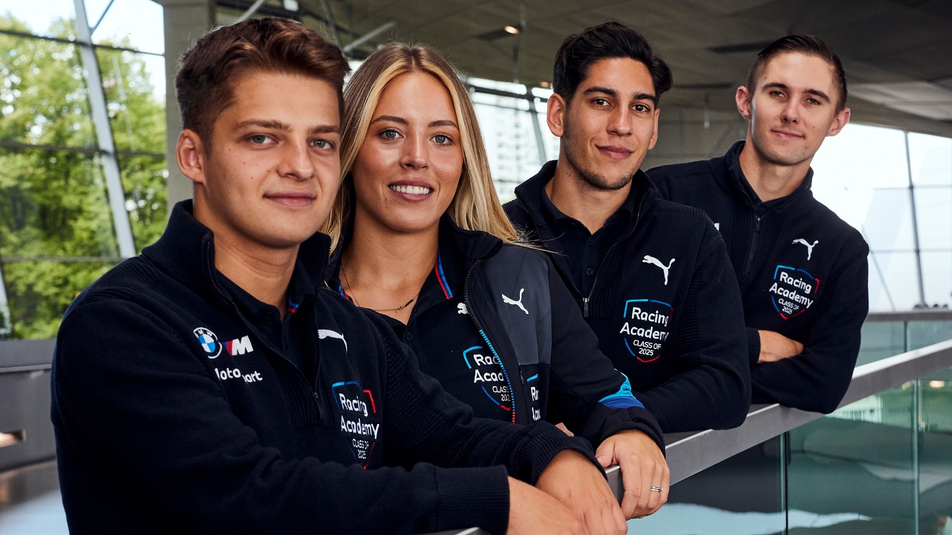 Nils Tröger, Nerea Martí, Berkay Besler und Matt Million zu Besuch in der BMW Welt.