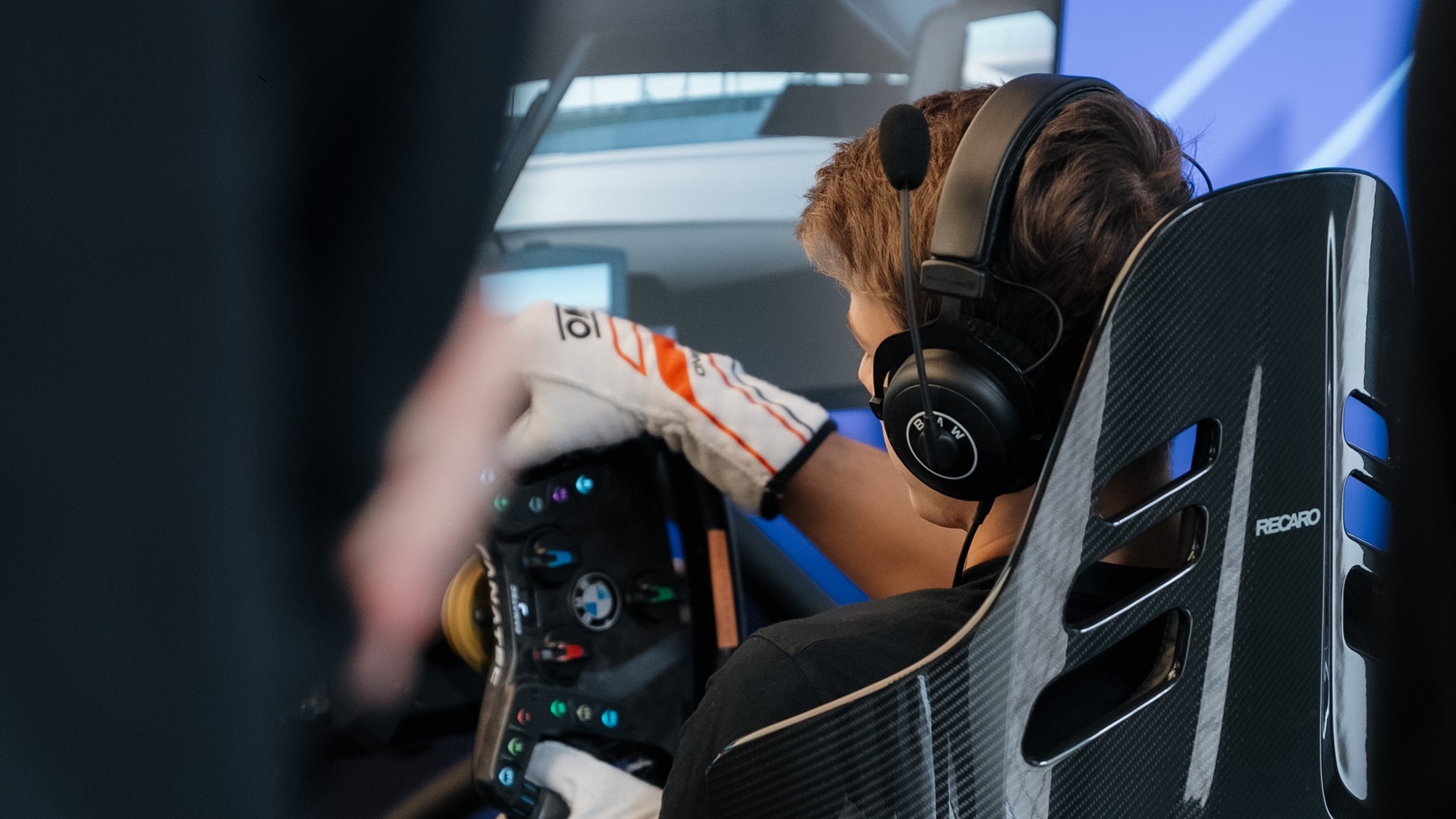 Teilnehmer der BMW M Racing Academy im Rennsimulator.